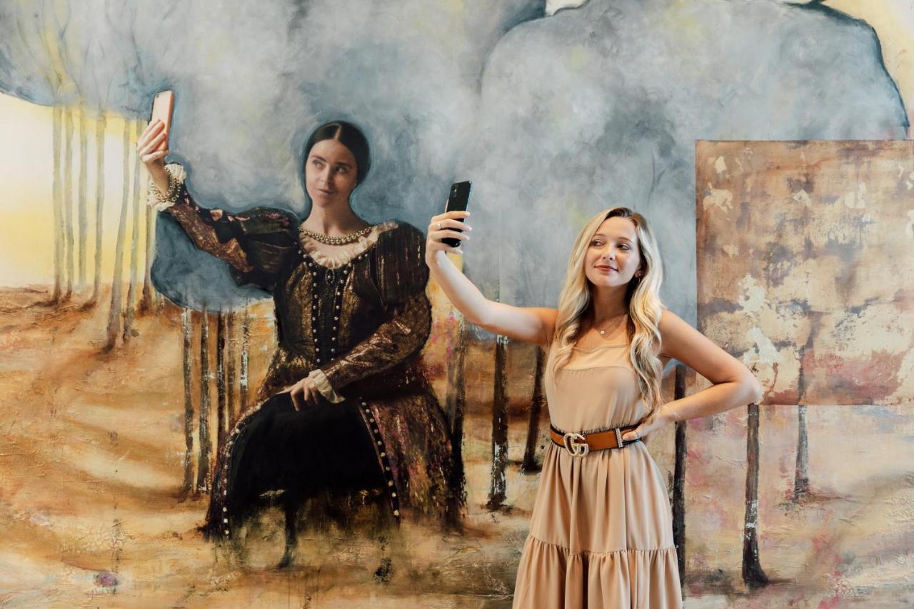 Ette Luxury Hotel & Spa Four Corners Екстер'єр фото Self-portrait with a model