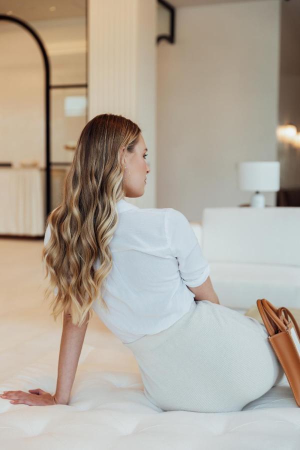 Ette Luxury Hotel & Spa Four Corners Екстер'єр фото A woman with long hair