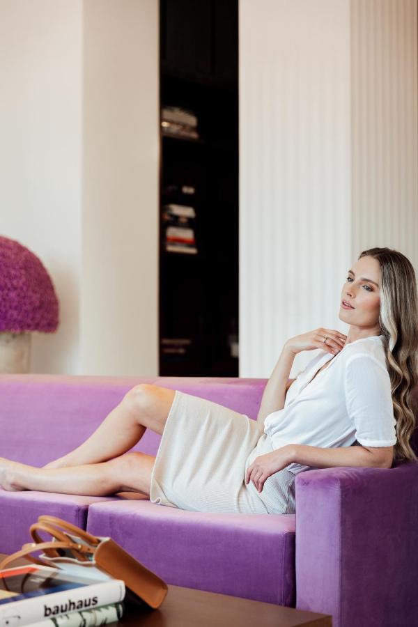 Ette Luxury Hotel & Spa Four Corners Екстер'єр фото A woman relaxing on a sofa