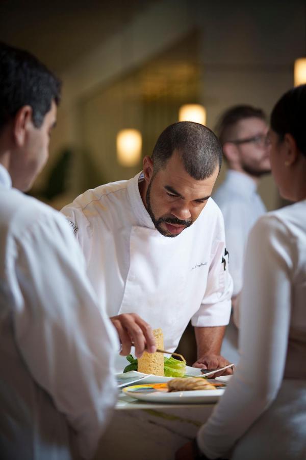 Ette Luxury Hotel & Spa Four Corners Екстер'єр фото Chef preparing a dish