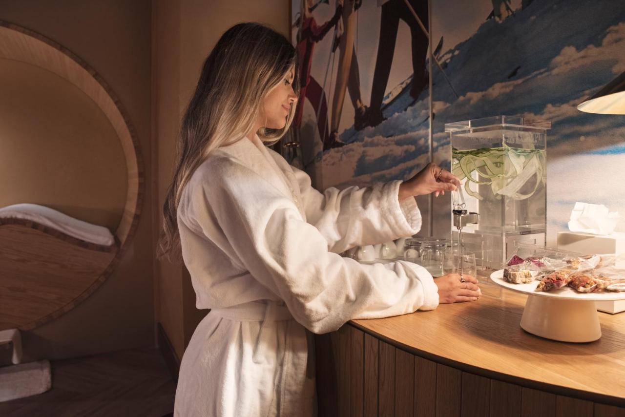 Ette Luxury Hotel & Spa Four Corners Екстер'єр фото A woman wearing a bathrobe
